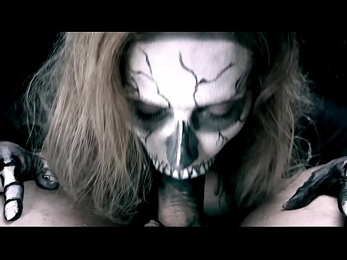 ❤️ Demoniczna dziewczyna ssąca kutasa swoimi czarnymi ustami i połykająca spermę. ️❌ Fuck video at us ❌️